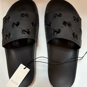Women’s rubber GG slide sandals in black